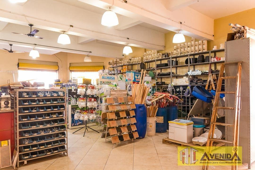Salão da loja com conexões, ferramentas e acessórios