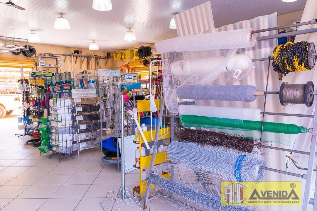 Interior da loja com telas, lonas e materiais diversos
