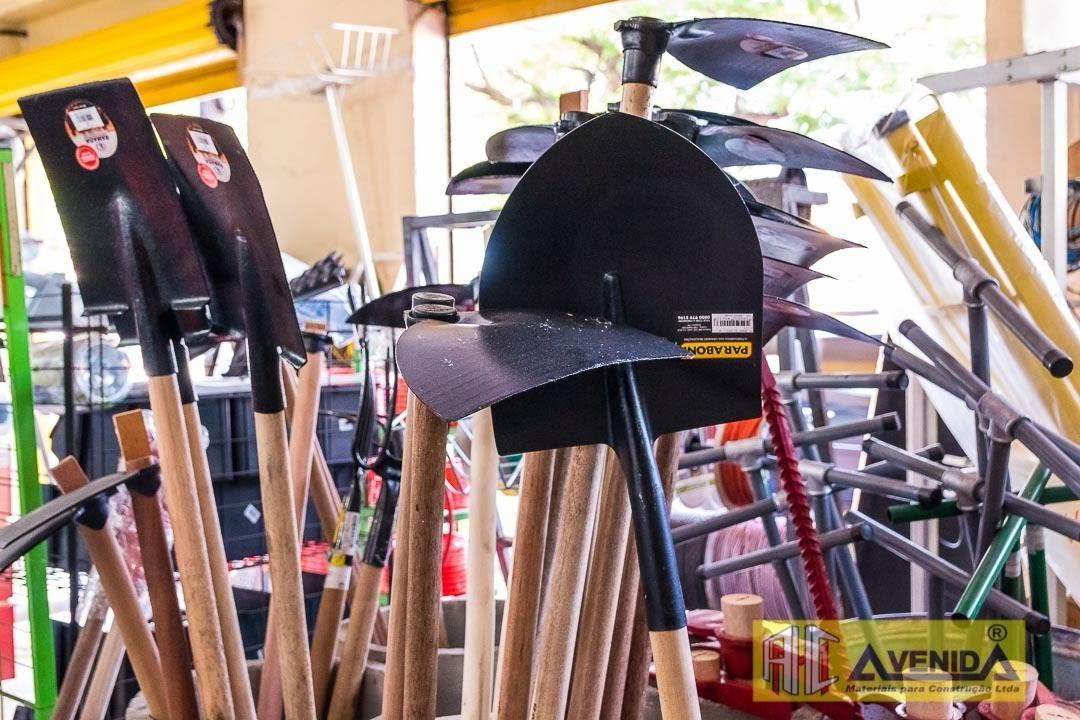 Pás, enxadas e ferramentas para obra