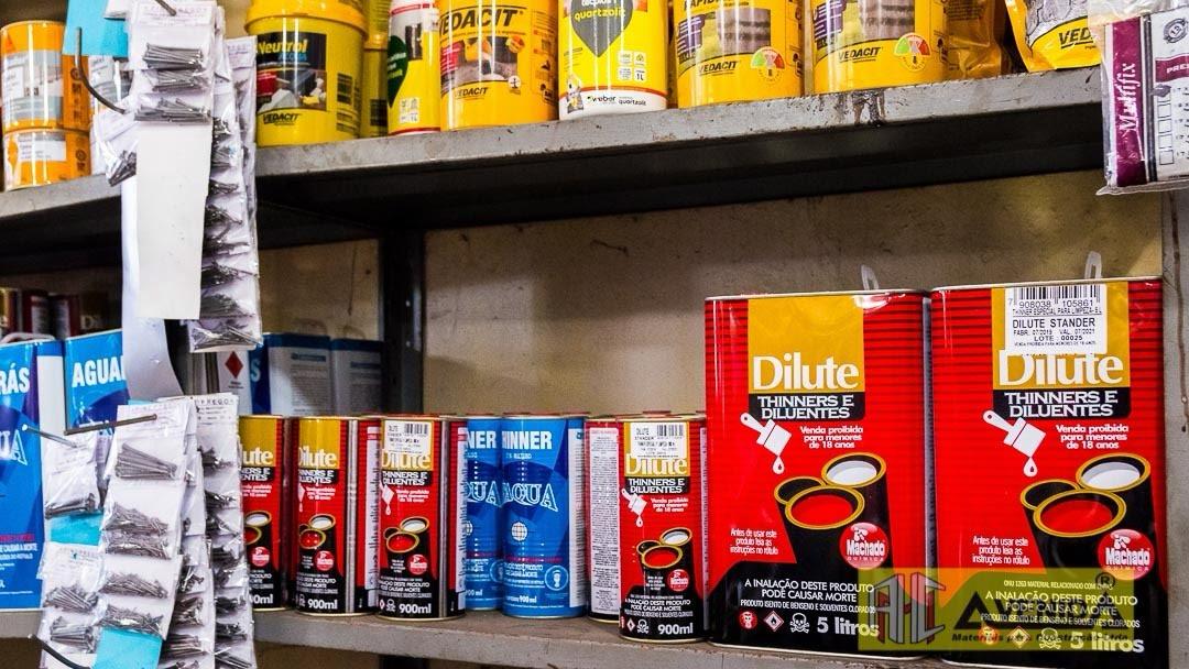 Thinners, diluentes e pregos nas prateleiras