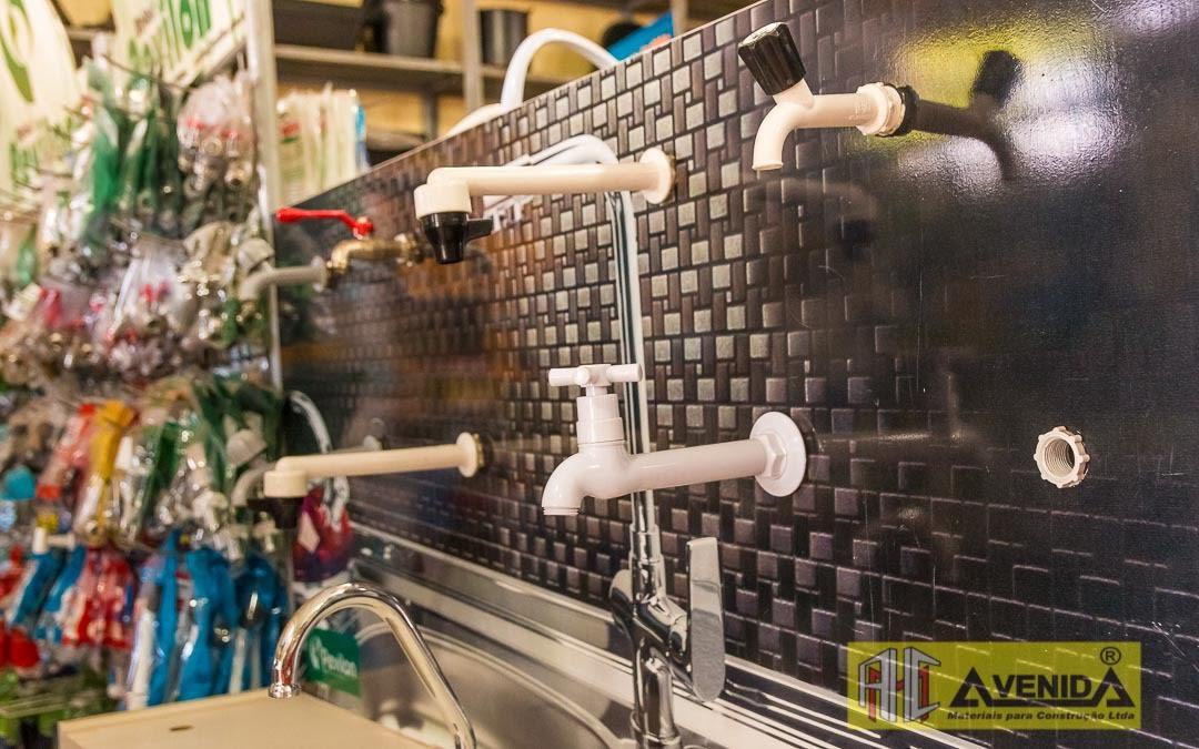 Torneiras e metais sanitários expostos na loja